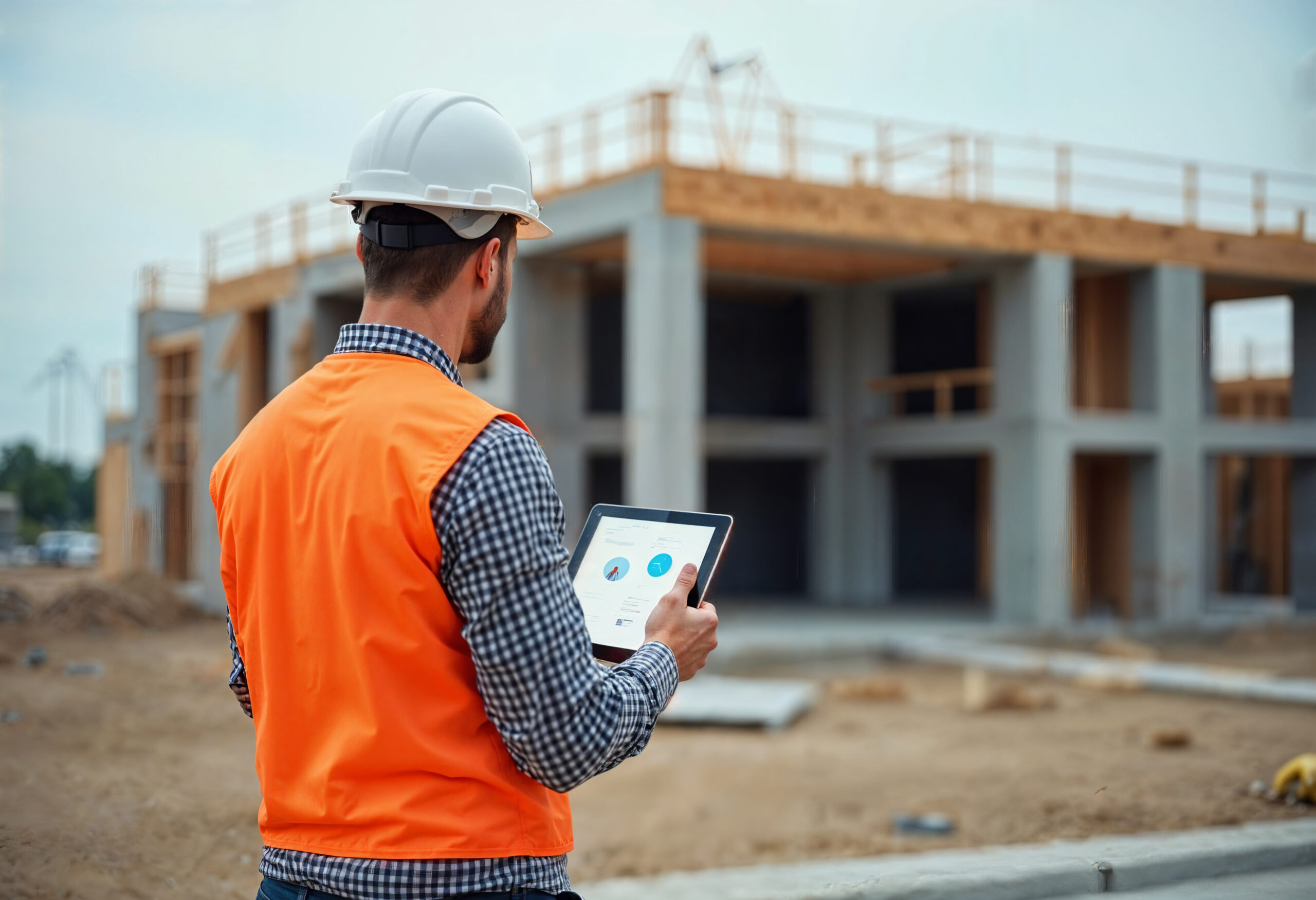 Prevencionista en terreno usando tecnología móvil para monitoreo y gestión de seguridad